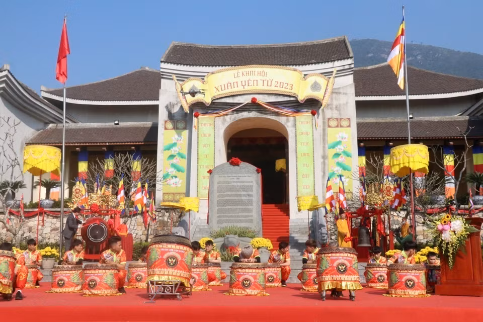 Đại điện lãnh đạo UBND tỉnh Quảng Ninh và Ban trị sự Giáo hội Phật giáo Việt Nam thực hiện nghi thức Gióng trống Khai chuông hội Xuân Yên Tử 2023. (Ảnh: Thanh Vân/TTXVN)
