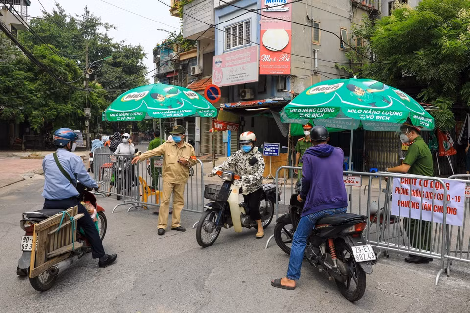 Tại chốt kiểm soát đầu ngõ Văn Chương, người dân ra, vào cần có các giấy tờ theo quy định như giấy đi đường, giấy tờ cá nhân. (Ảnh: Thành Đạt/TTXVN)