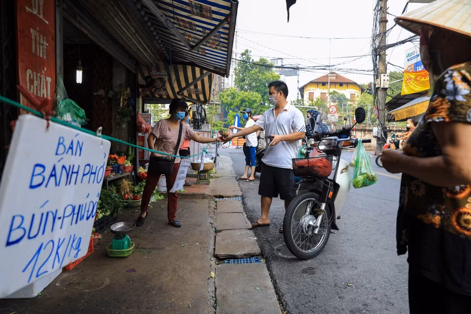 Một số cửa hàng bán thực phẩm đủ điều kiện trên địa bàn phường Chương Dương đã được mở cửa phục vụ người dân.(Ảnh: Thành Đạt/TTXVN)