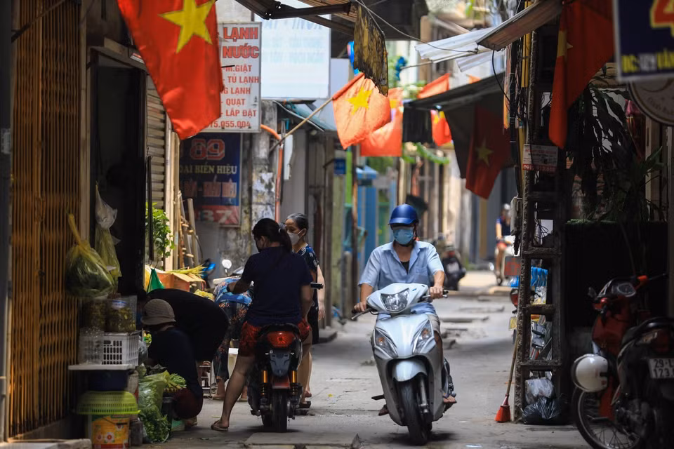 Cuộc sống người dân phường Văn Chương đã dần ổn định trở lại sau gần 1 tháng cách ly y tế. (Ảnh: Thành Đạt/TTXVN)