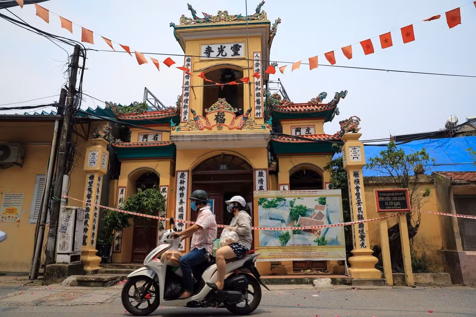 Chùa Linh Quang, phường Văn Chương đã được dỡ bỏ cách ly y tế, người dân đã có thể đi lại trên địa bàn. (Ảnh: Thành Đạt/TTXVN)