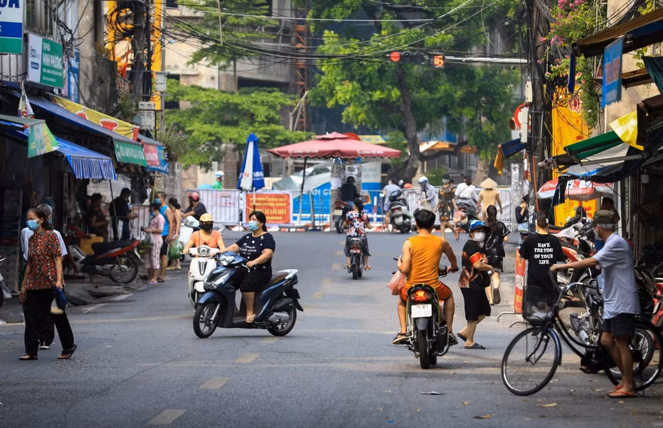 Cuộc sống của người dân phường Chương Dương dần ổn định trở lại sau gần 1 tháng cách ly y tế. (Ảnh: Thành Đạt/TTXVN)