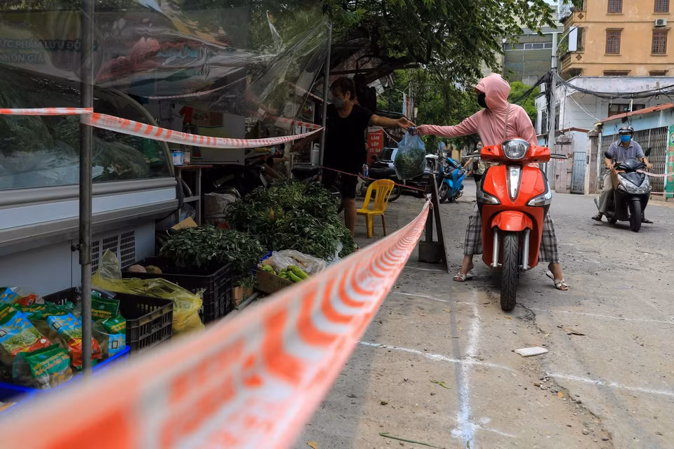 Người dân đã có thể đi chợ mua thực phẩm tại phường Văn Chương sau khi dỡ bỏ phong tỏa một số khu vực. (Ảnh: Thành Đạt/TTXVN)