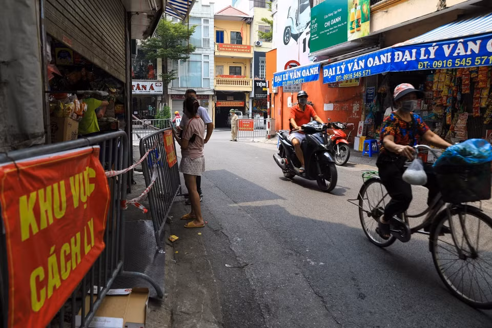 Đầu ngõ Văn Chương, đoạn ra phố Khâm Thiên đã được dỡ bỏ hàng rào phong tỏa, người dân đã có thể đi chợ nhưng vẫn phải tuân thủ 5K và Chỉ thị 16. (Ảnh: Thành Đạt/TTXVN)