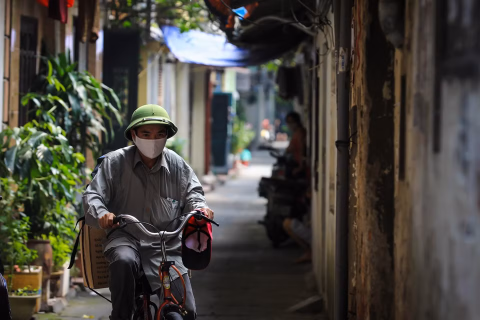 "Ổ dịch" ngõ 105 Vọng Hà, phường Chương Dương, quận Hoàn Kiếm đã được dỡ bỏ phong tỏa, người dân có thể đi lại sinh hoạt bình thường. (Ảnh: Thành Đạt/TTXVN)