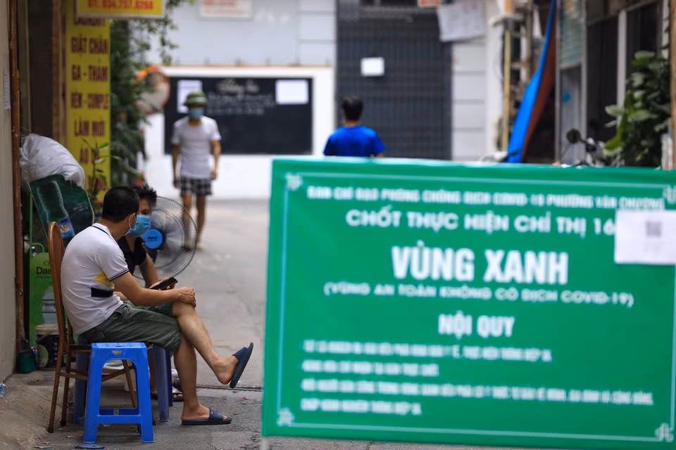 Một số khu vực của phường Văn Chương đã trở thành "Vùng xanh", người dân có thể ra ngoài hít thở không khí sau nhiều ngày cách ly nhưng vẫn phải tuân thủ nghiêm khuyến cáo 5K (Ảnh: Thành Đạt/TTXVN)
