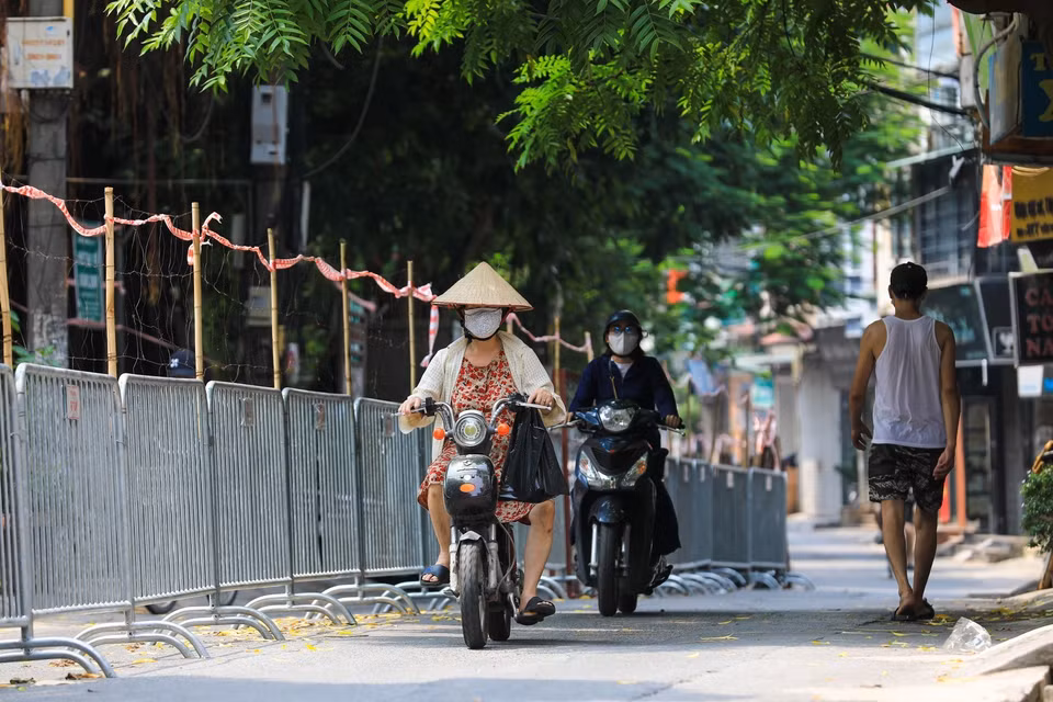 Tại phường Văn Chương vẫn tiếp tục thực hiện cách ly y tế một số khu vực. Ở các chỗ còn lại, người dân có thể ra đường nhưng vẫn phải tuân thủ 5K và phải có giấy đi đường. (Ảnh: Thành Đạt/TTXVN)