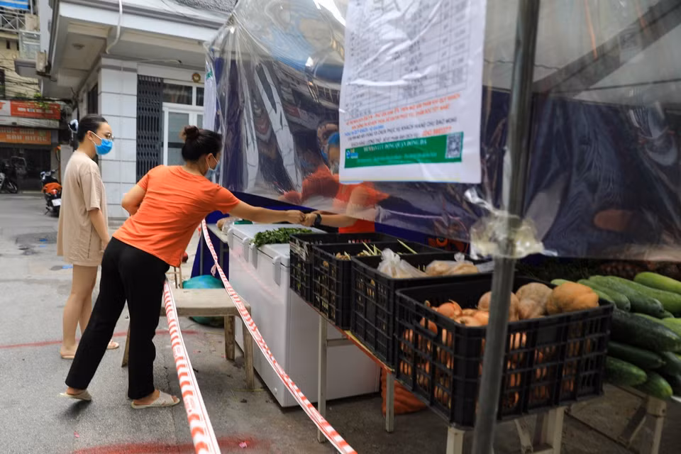 Một quầy bán rau xanh ở chợ đảm bảo tuân thủ 5K, phục vụ nhu cầu người dân phường Văn Miếu. (Ảnh: Thành Đạt/TTXVN)