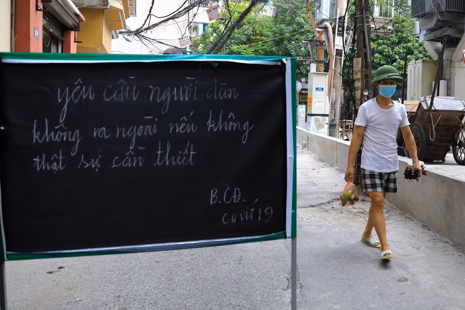 Tại phường Văn Miếu, một số điểm đã được dỡ bỏ phong tỏa nhưng vẫn khuyến cáo người dân hạn chế ra đường nếu không thật sự cần thiết. (Ảnh: Thành Đạt/TTXVN)