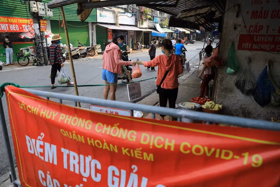 Một số cửa hàng bán thực phẩm đủ điều kiện trên địa bàn phường Chương Dương đã được mở cửa phục vụ người dân. (Ảnh: Thành Đạt/TTXVN)