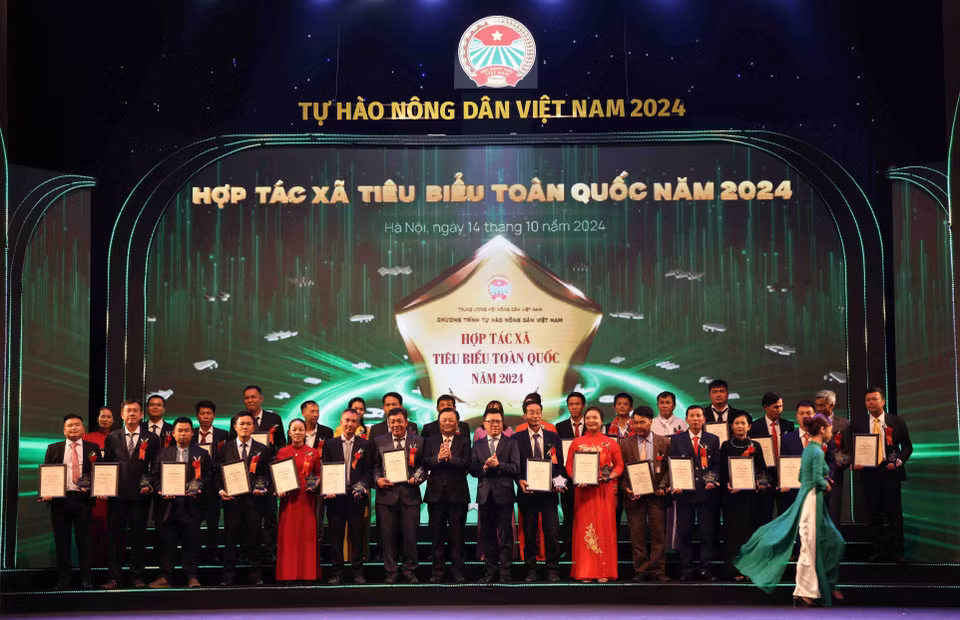 Bộ trưởng Bộ Nông nghiệp và Phát triển nông thôn Lê Minh Hoan và Tổng Biên tập Báo Nhân Dân Lê Quốc Minh với đại diện các Hợp tác xã tiêu biểu toàn quốc năm 2024. (Ảnh: Vũ Sinh/TTXVN)