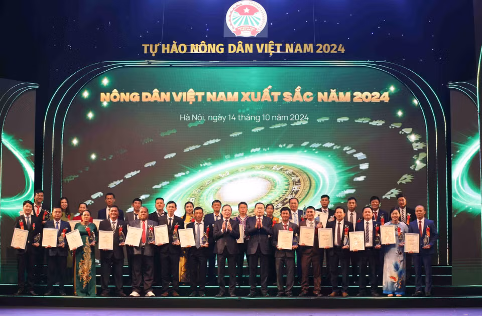 Chủ tịch Quốc hội Trần Thanh Mẫn và Chủ tịch Hội Nông dân Việt Nam Lương Quốc Đoàn với các Nông dân Việt Nam xuất sắc năm 2024. (Ảnh: Vũ Sinh/TTXVN)