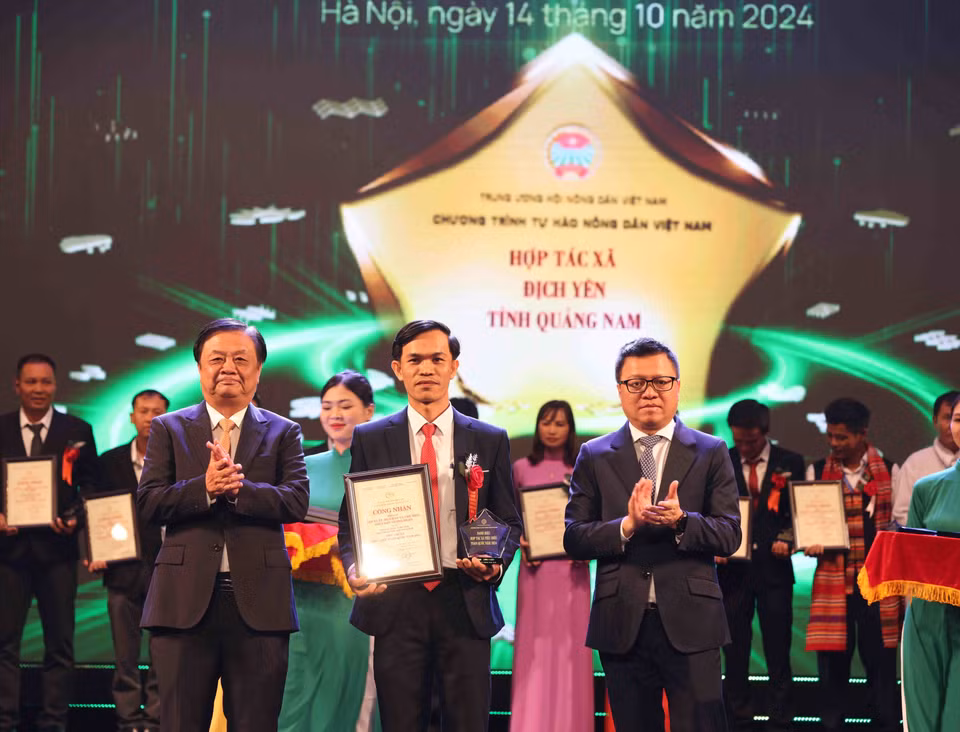 Bộ trưởng Bộ Nông nghiệp và Phát triển Nông thôn Lê Minh Hoan và Tổng Biên tập Báo Nhân Dân Lê Quốc Minh trao chứng nhận và biểu trưng cho đại diện các Hợp tác xã tiêu biểu toàn quốc năm 2024. (Ảnh: Vũ Sinh/TTXVN)