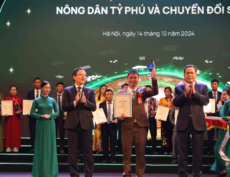 Chủ tịch Quốc hội Trần Thanh Mẫn và Chủ tịch Hội Nông dân Việt Nam Lương Quốc Đoàn trao chứng nhận và biểu trưng tôn vinh các Nông dân Việt Nam xuất sắc năm 2024. (Ảnh: Vũ Sinh/TTXVN)