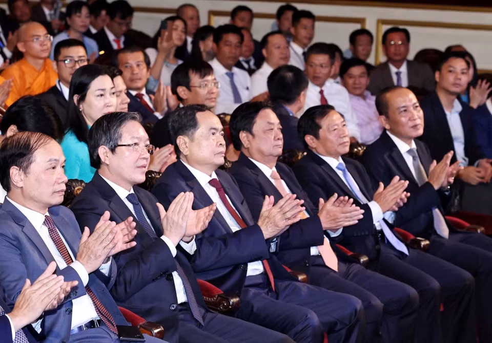 Chủ tịch Quốc hội Trần Thanh Mẫn và các đại biểu tham dự buổi lễ. (Ảnh: Thống Nhất/TTXVN)