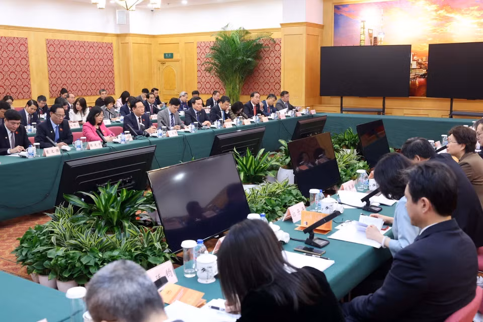 Quang cảnh cuộc tọa đàm của Chủ tịch Quốc hội Vương Đình Huệ và đoàn Việt Nam với lãnh đạo Khu thí điểm mậu dịch tự do Thượng Hải. (Ảnh: Nhan Sáng/TTXVN)