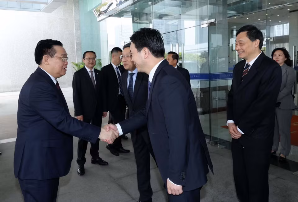 Lãnh đạo Khu thí điểm mậu dịch tự do Thượng Hải đón Chủ tịch Quốc hội Vương Đình Huệ. (Ảnh: Nhan Sáng/TTXVN)
