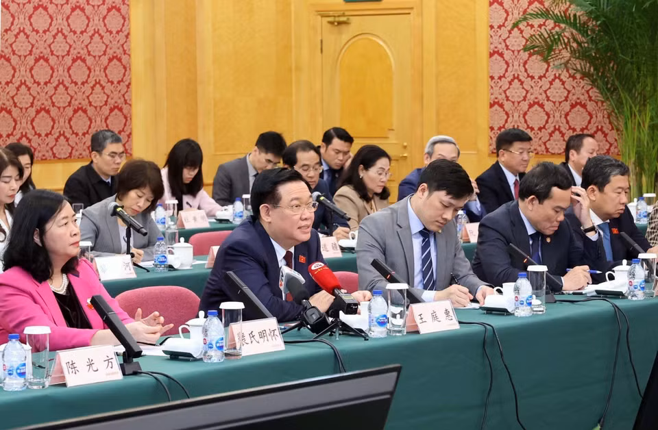 Chủ tịch Quốc hội Vương Đình Huệ phát biểu tại cuộc tọa đàm với lãnh đạo Khu thí điểm mậu dịch tự do Thượng Hải. (Ảnh: Nhan Sáng/TTXVN)