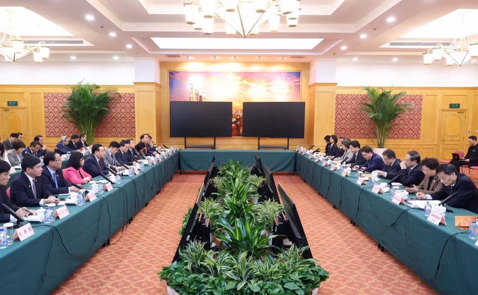 Cuộc tọa đàm giữa Chủ tịch Quốc hội Vương Đình Huệ và đoàn Việt Nam với lãnh đạo Khu thí điểm mậu dịch tự do Thượng Hải. (Ảnh: Nhan Sáng/TTXVN)