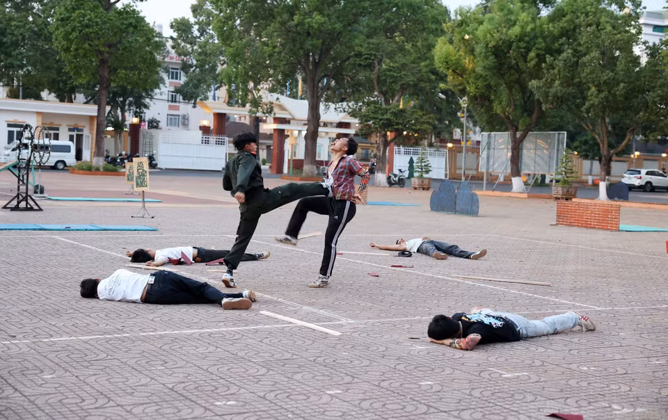 Huấn luyện võ thuật thực chiến cao cho cán bộ, chiến sỹ Phòng Cảnh sát Cơ động Công an tỉnh Đắk Lắk. (Ảnh: Hoài Thu/TTXVN)