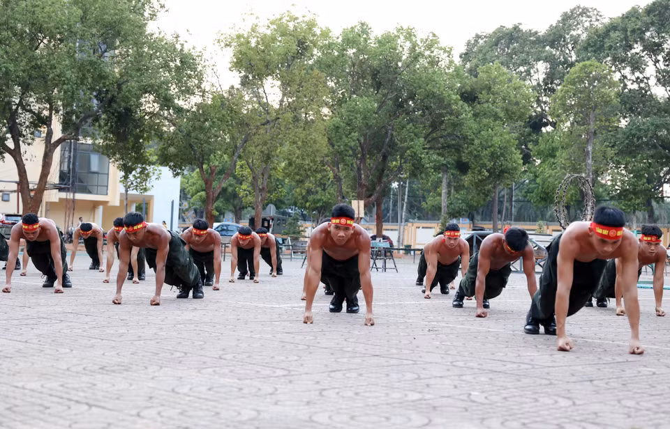 Rèn luyện các bài tập thể lực là nhiệm vụ quan trọng của cán bộ, chiến sỹ Phòng Cảnh sát Cơ động Công an tỉnh Đắk Lắk. (Ảnh: Hoài Thu/ TTXVN)