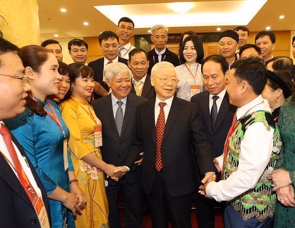 Tổng Bí thư Nguyễn Phú Trọng với các đại biểu dự Hội nghị biểu dương Chủ tịch Mặt trận Tổ quốc cấp xã và Trưởng ban Công tác Mặt trận tiêu biểu toàn quốc. (Ảnh: Trí Dũng/TTXVN)