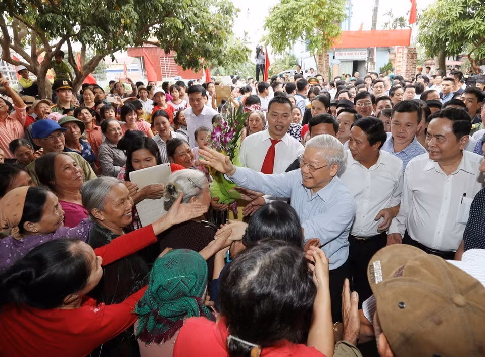 Tổng Bí thư Nguyễn Phú Trọng với nhân dân tại thôn Thượng Điện, xã Vinh Quang, huyện Vĩnh Bảo trong Ngày hội đại đoàn kết toàn dân tộc tại thành phố Hải Phòng (15/11/2017). (Ảnh: Trí Dũng/TTXVN)