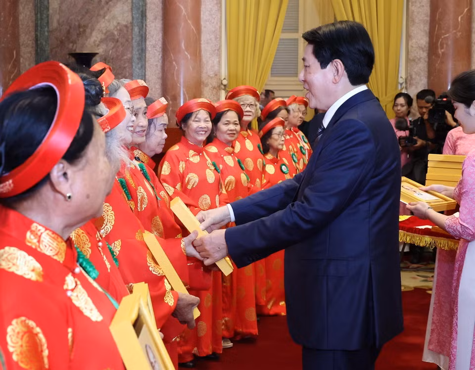 Chủ tịch nước Lương Cường trao chân dung Chủ tịch Hồ Chí Minh tặng đại biểu phụ nữ cao tuổi tiêu biểu. (Ảnh: Lâm Khánh/TTXVN)