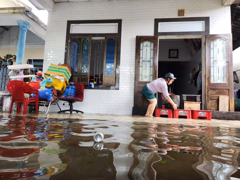 Người dân tại Thừa Thiên-Huế kê cao đồ đạc tránh nước lụt. (Ảnh: Mai Trang/TTXVN)
