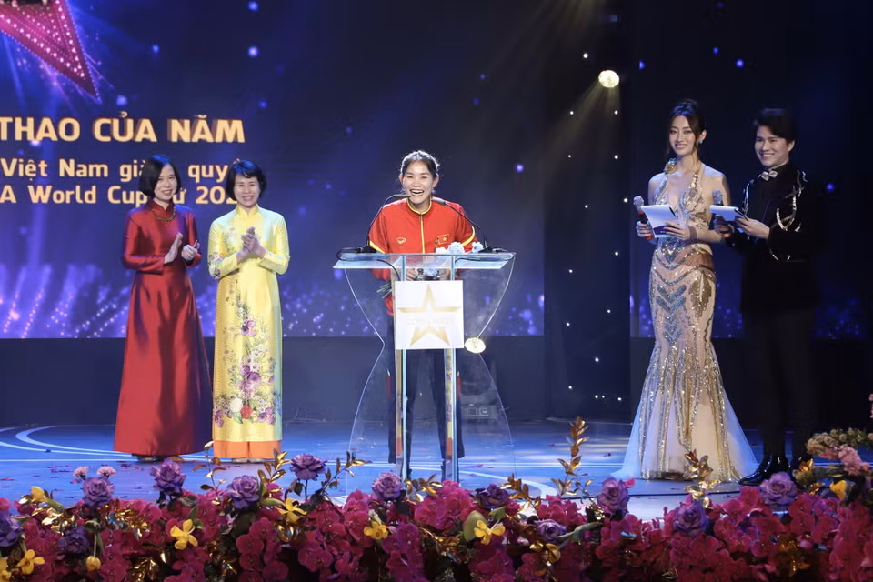 Đại diện đội tuyển bóng đá nữ Việt Nam nhận giải “Chiến tích thể thao của năm”. (Ảnh: Hồng Giang/TTXVN)