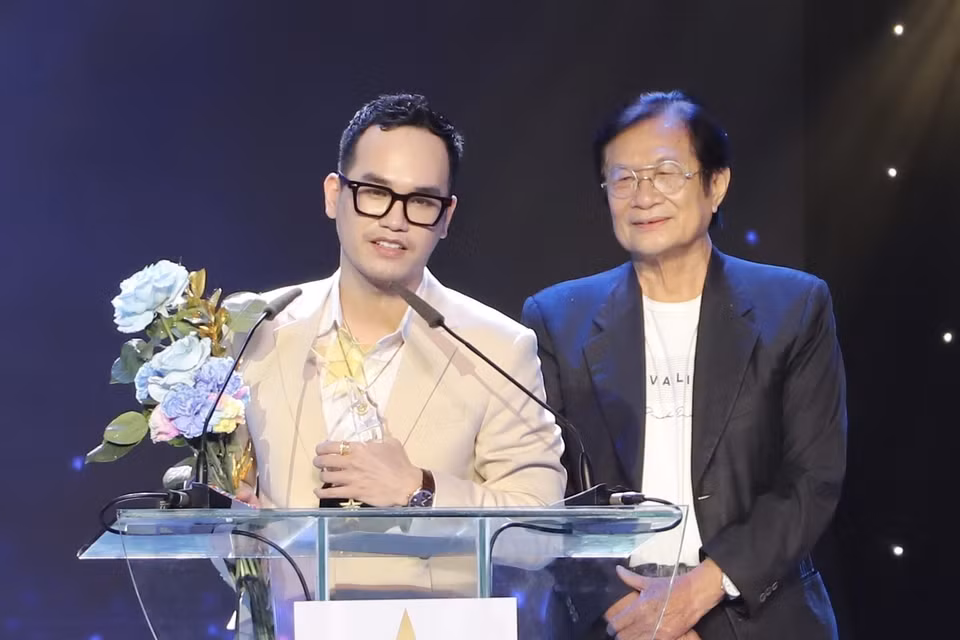 Nhạc sỹ Khắc Hưng (trái) nhận giải “Nhạc sỹ của năm”. (Ảnh: Hồng Giang/TTXVN)