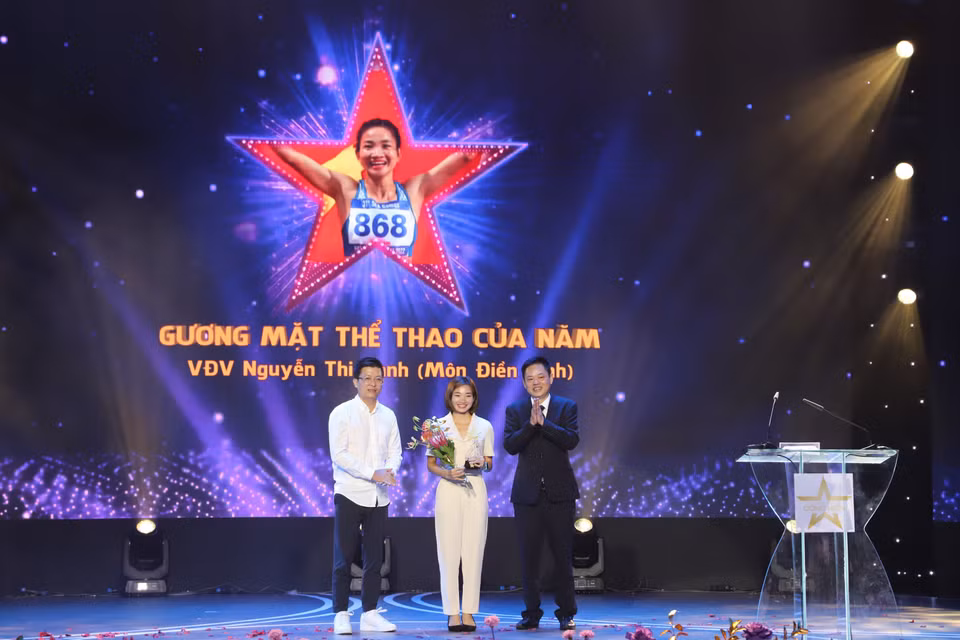 Vận động viên điền kinh Nguyễn Thị Oanh nhận giải “Gương mặt thể thao của năm”. (Ảnh: Hồng Giang/TTXVN)