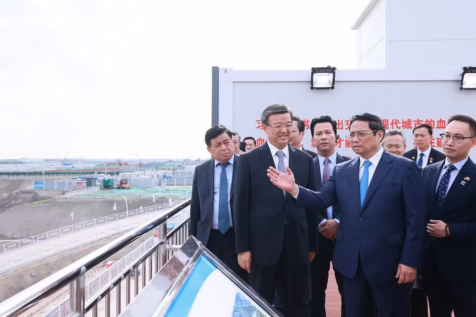 Thủ tướng Phạm Minh Chính thăm công trường Ga Hùng An và trung tâm thương mại quốc tế. (Ảnh: Dương Giang/TTXVN)