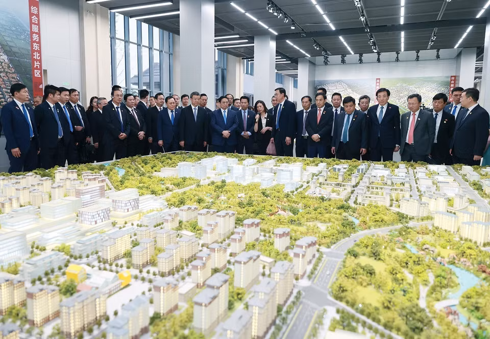 Thủ tướng Phạm Minh Chính xem sa bàn quy hoạch tổng thể Khu mới Hùng An. (Ảnh: Dương Giang/TTXVN)