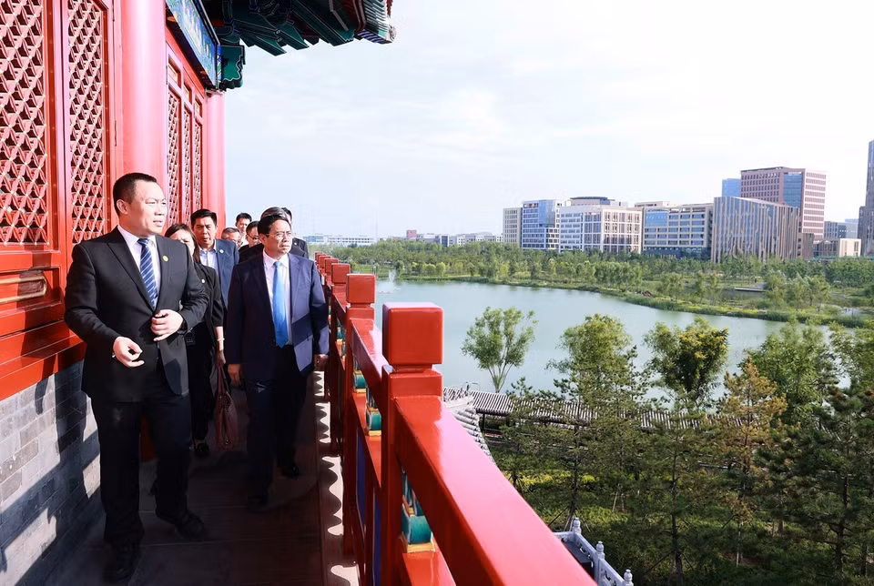 Thủ tướng Phạm Minh Chính xem quy hoạch Khu mới Hùng An. (Ảnh: Dương Giang/TTXVN)