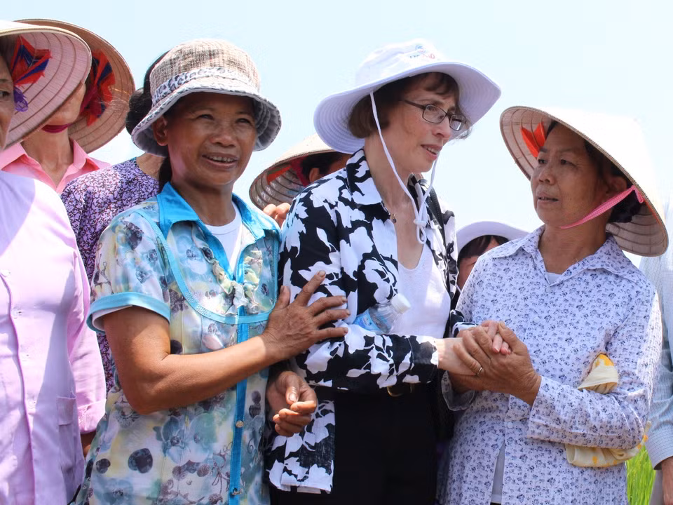 Bà Judith Garber chia sẻ với bà con nông dân vùng lúa ven biển xã Giao Hải. (Ảnh: Hùng Võ/Vietnam+)