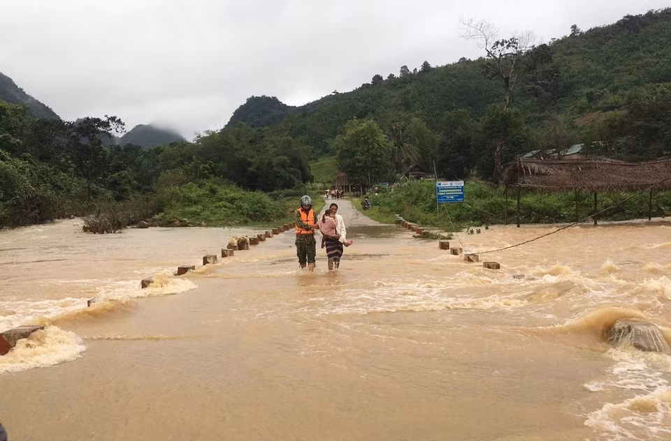 Di dời dân ra khỏi vùng nguy hiểm tại xã Hướng Lập, huyện Hướng Hóa, tỉnh Quảng Trị. (Ảnh: TTXVN phát)