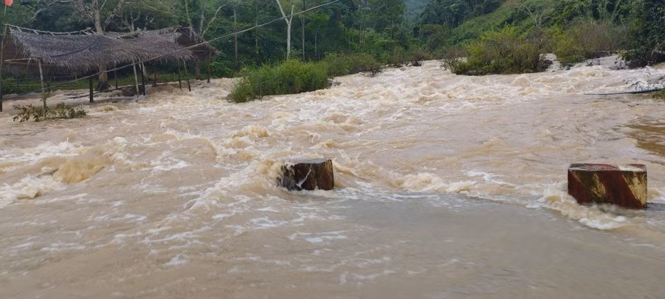 Cầu tràn ở thôn Trăng Tà Puồng, xã Hướng Lập huyện Hướng Hóa, tỉnh Quảng Trị bị ngập trên 0,5m. (Ảnh: TTXVN phát)