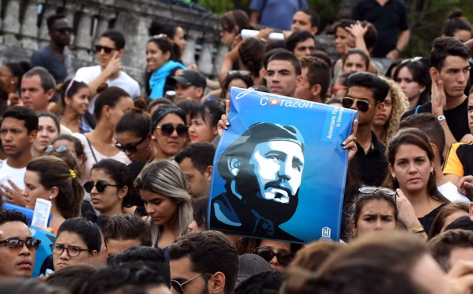 Đặt hoa tưởng niệm lãnh tụ Fidel bên ngoài Đại sứ quán Cuba tại Guantemala City, Guantemala. (Nguồn: Reuters)