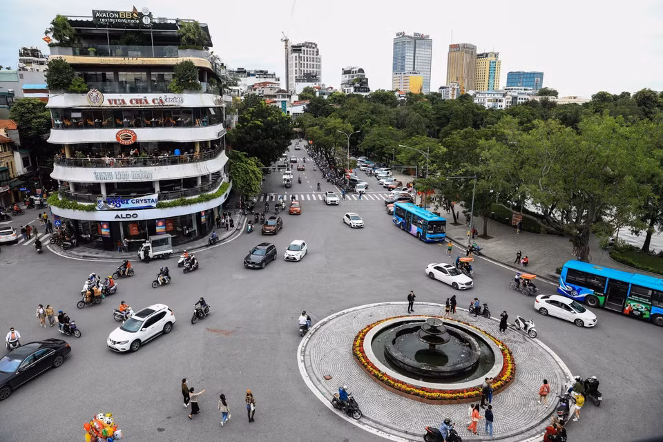Thành phố Hà Nội đã nới lỏng giãn cách được gần 1 tháng, cuộc sống đã dần ổn định trở lại, cần người dân nâng cao ý thức tuân thủ 5K để giữ được thành quả này. (Ảnh: Thành Đạt/TTXVN)