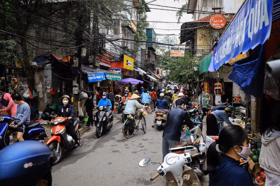 Tại các chợ cóc, chợ tạm là nơi tập trung rất đông người, người dân cần nâng cao ý thức tuân thủ 5K. (Ảnh: Tuấn Anh/TTXVN)