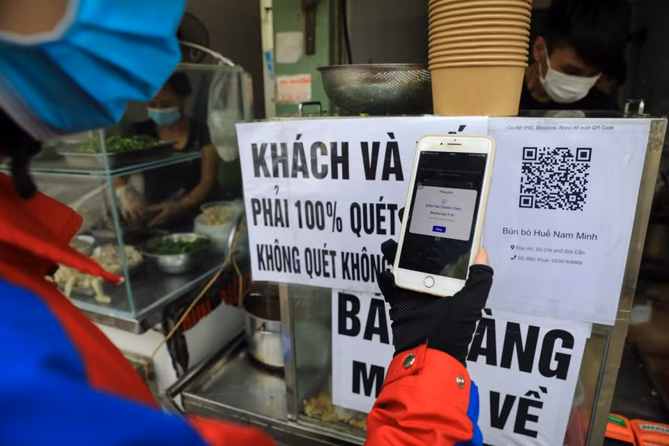 Quét mã QR-code khai báo y tế dù đến bất cứ địa điểm nào là rất cần thiết trong công tác truy vết về sau. (Ảnh: Tuấn Anh/TTXVN)