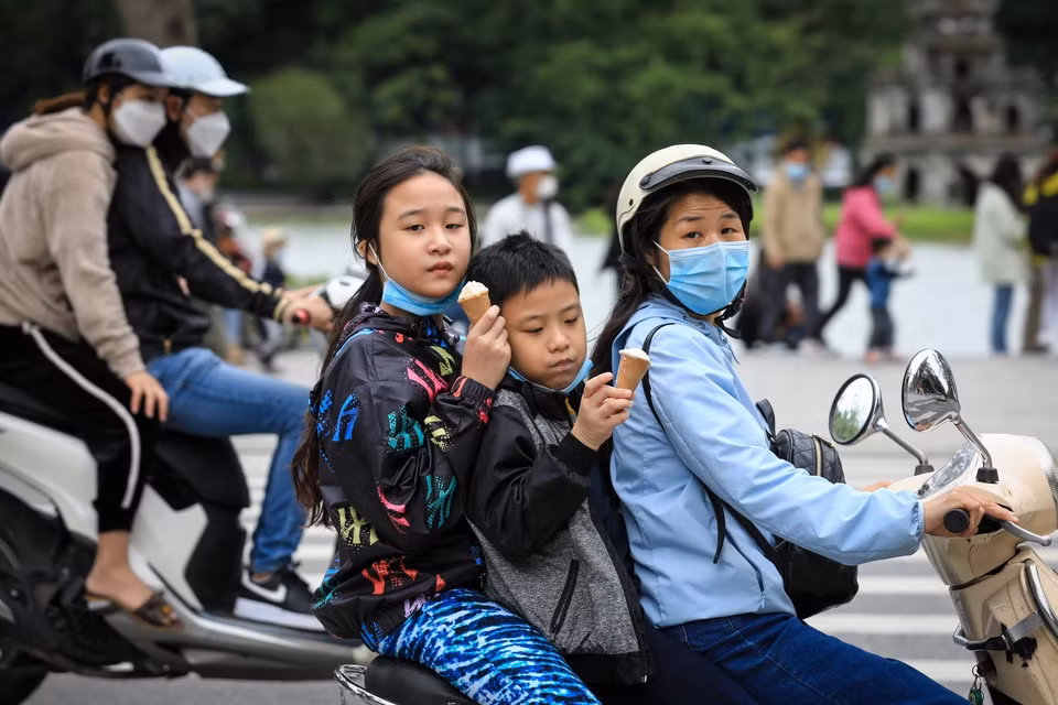 Tại khu vực hồ Hoàn Kiếm, một số người chủ quan người đeo, người không đeo khẩu trang đi dạo phố. (Ảnh: Thành Đạt/TTXVN)