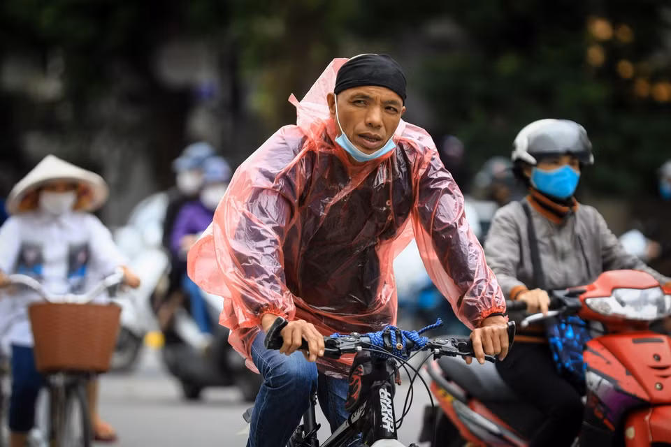 Một số người chủ quan bỏ khẩu trang khi đạp xe, tập thể dục. (Ảnh: Thành Đạt/TTXVN)