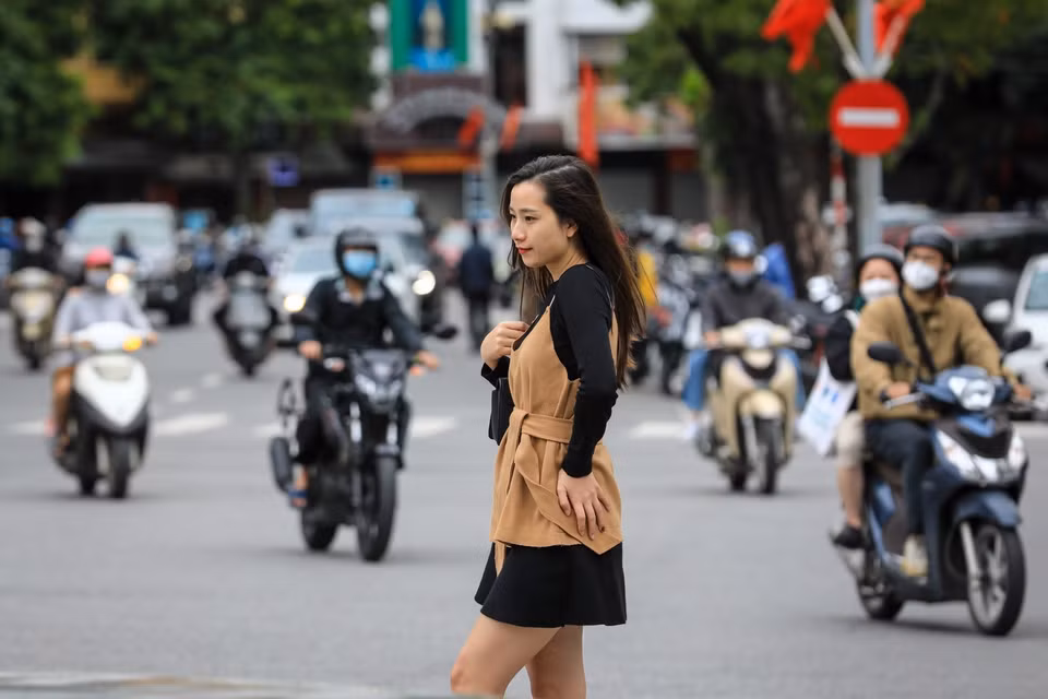 Vẫn còn hiện tượng một số bạn trẻ chủ quan bỏ khẩu trang không tuân thủ 5K. (Ảnh: Thành Đạt/TTXVN)