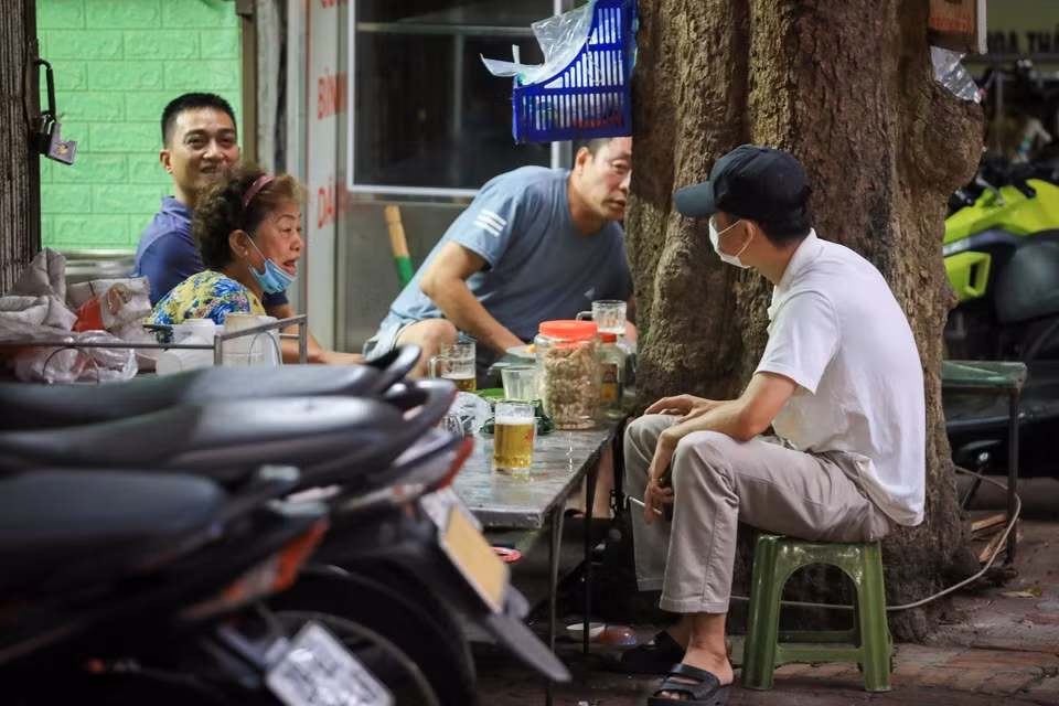 Tuy nhiên vẫn còn tình trạng người dân ngồi uống bia vỉa hè không tuân thủ 5K dù chưa được hoạt động.(Ảnh: Tuấn Anh/TTXVN)