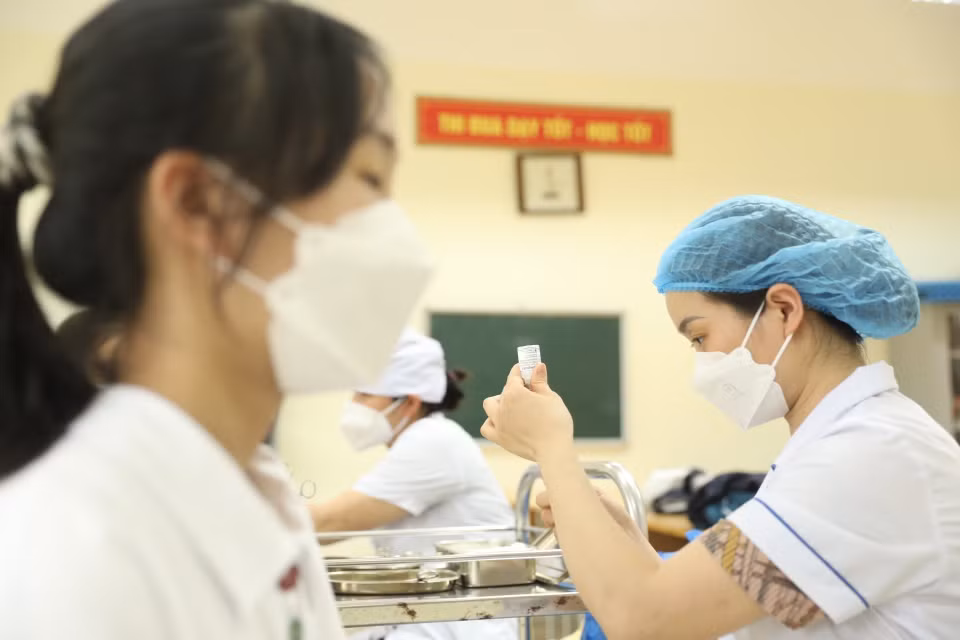Nhân viên y tế tiêm accine phòng COVID-19 cho học sinh lớp 6 tại điểm tiêm chủng trường THCS Lê Quý Đôn, quận Hà Đông. (Ảnh: Minh Quyết/TTXVN)