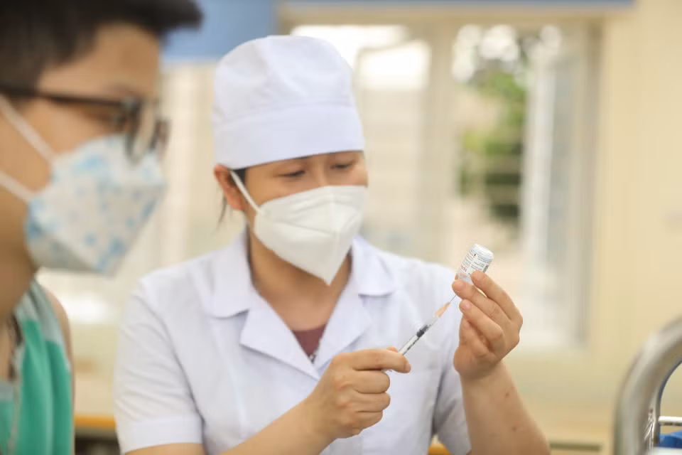 Vaccine được tiêm đợt này là vaccine của Moderna liều 0,25ml. (Ảnh: Minh Quyết/TTXVN)