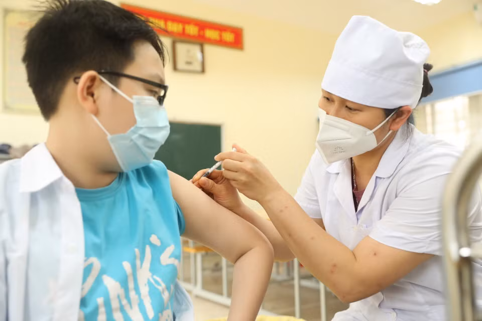 Nhân viên y tế quận Hà Đông tiêm vaccine phòng COVID-19 cho học sinh lớp 6 tại điểm tiêm chủng trường THCS Lê Quý Đôn. (Ảnh: Minh Quyết/TTXVN)