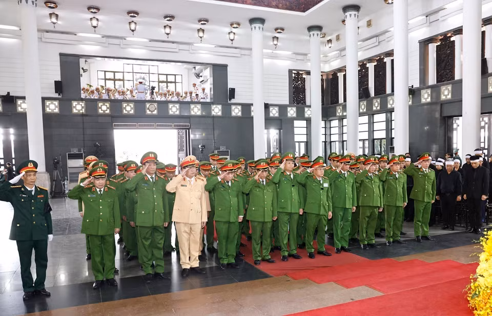 Đoàn lực lượng Cảnh sát nhân dân do Thứ trưởng Bộ Công an Nguyễn Văn Long làm Trưởng đoàn, viếng Tổng Bí thư Nguyễn Phú Trọng. (Ảnh: TTXVN)
